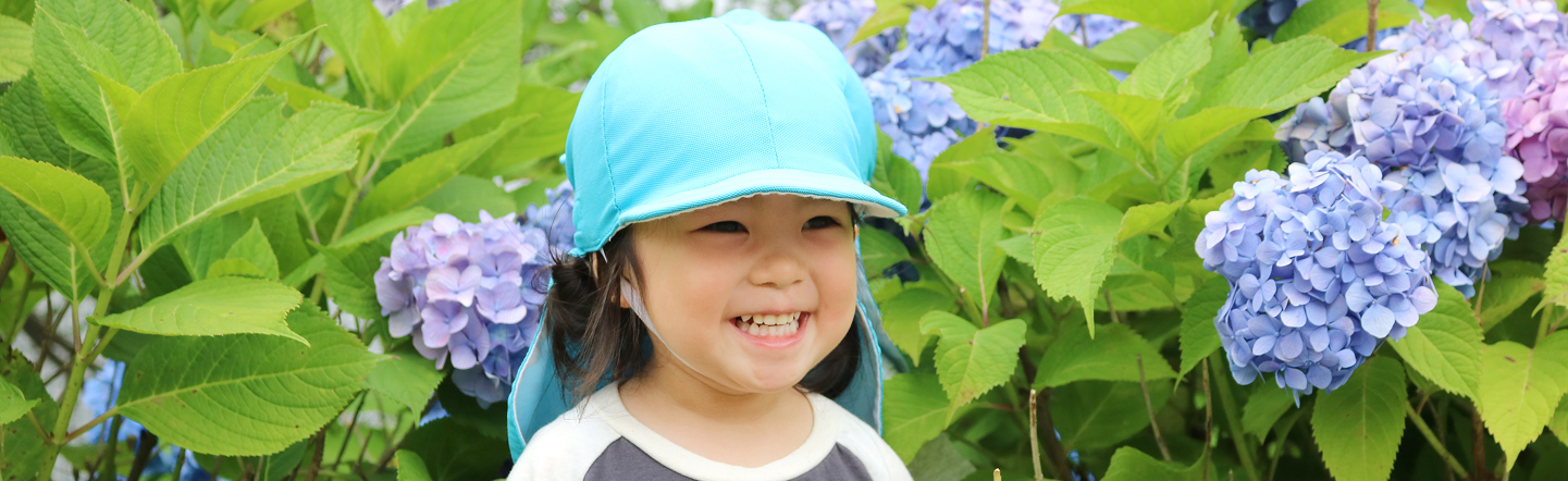 保育者と子どもたち