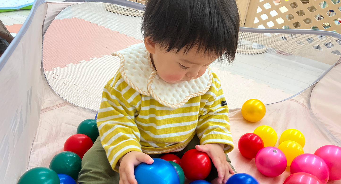 公園で遊んでいる園児