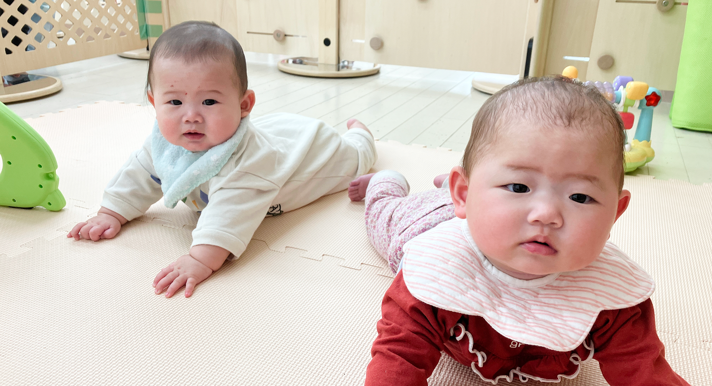 公園で座っている園児