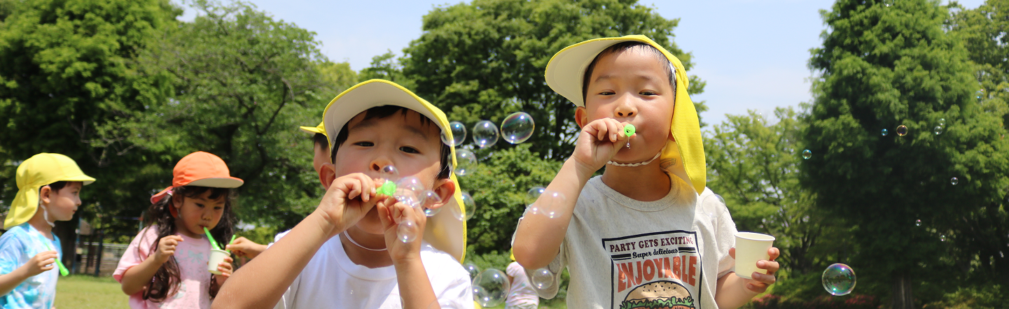 保育者と子どもたち