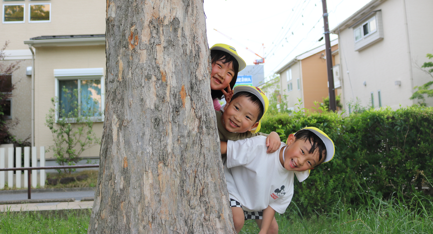 公園で遊んでいる園児