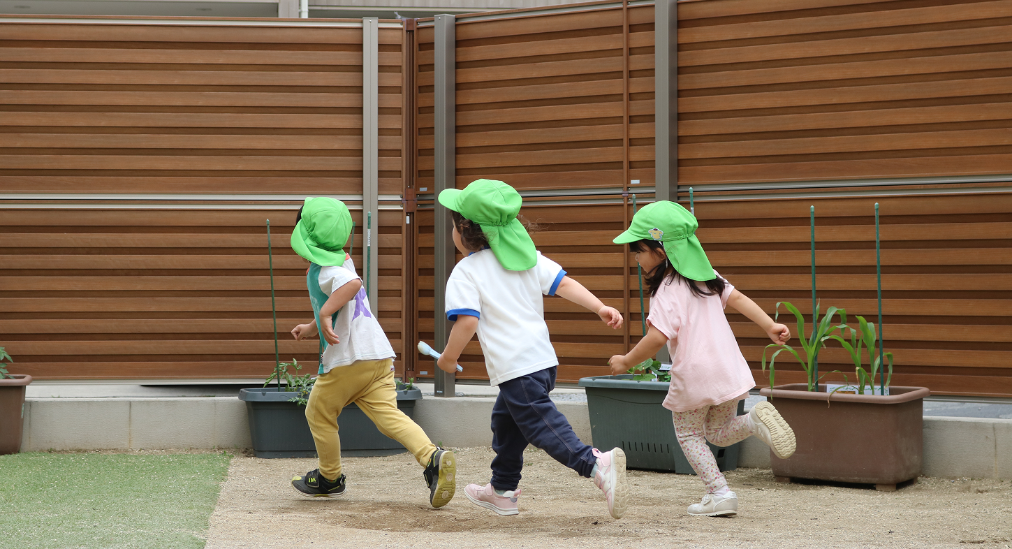 ままごとする男の子