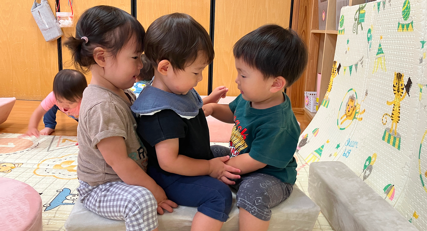 公園で遊んでいる園児