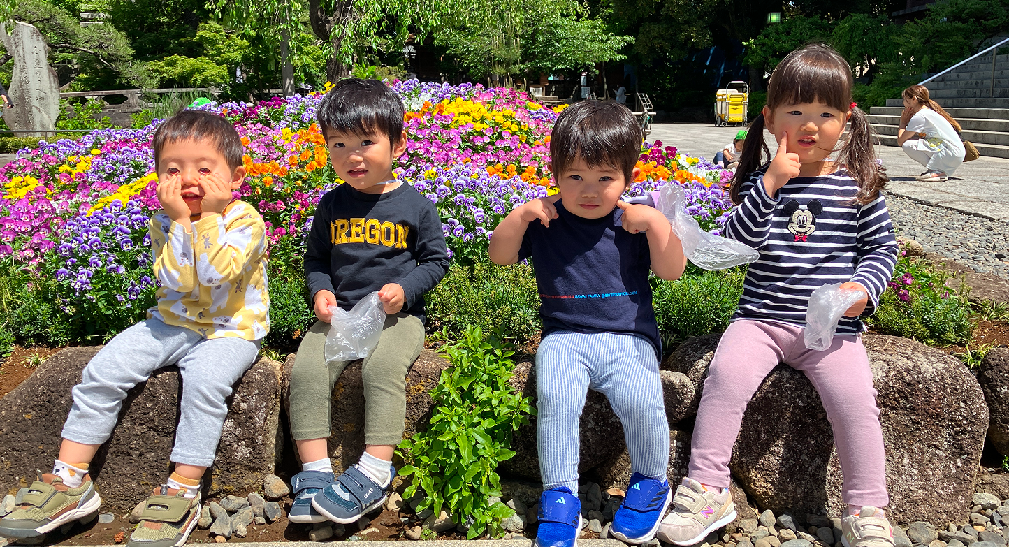 公園で座っている園児